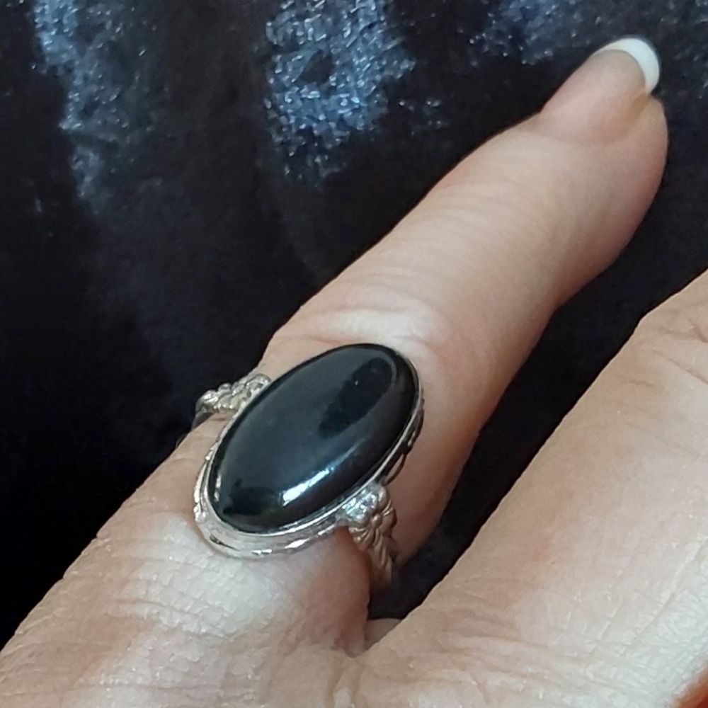 NATURAL OVAL BLACK ONYX & STERLING RING 4.5